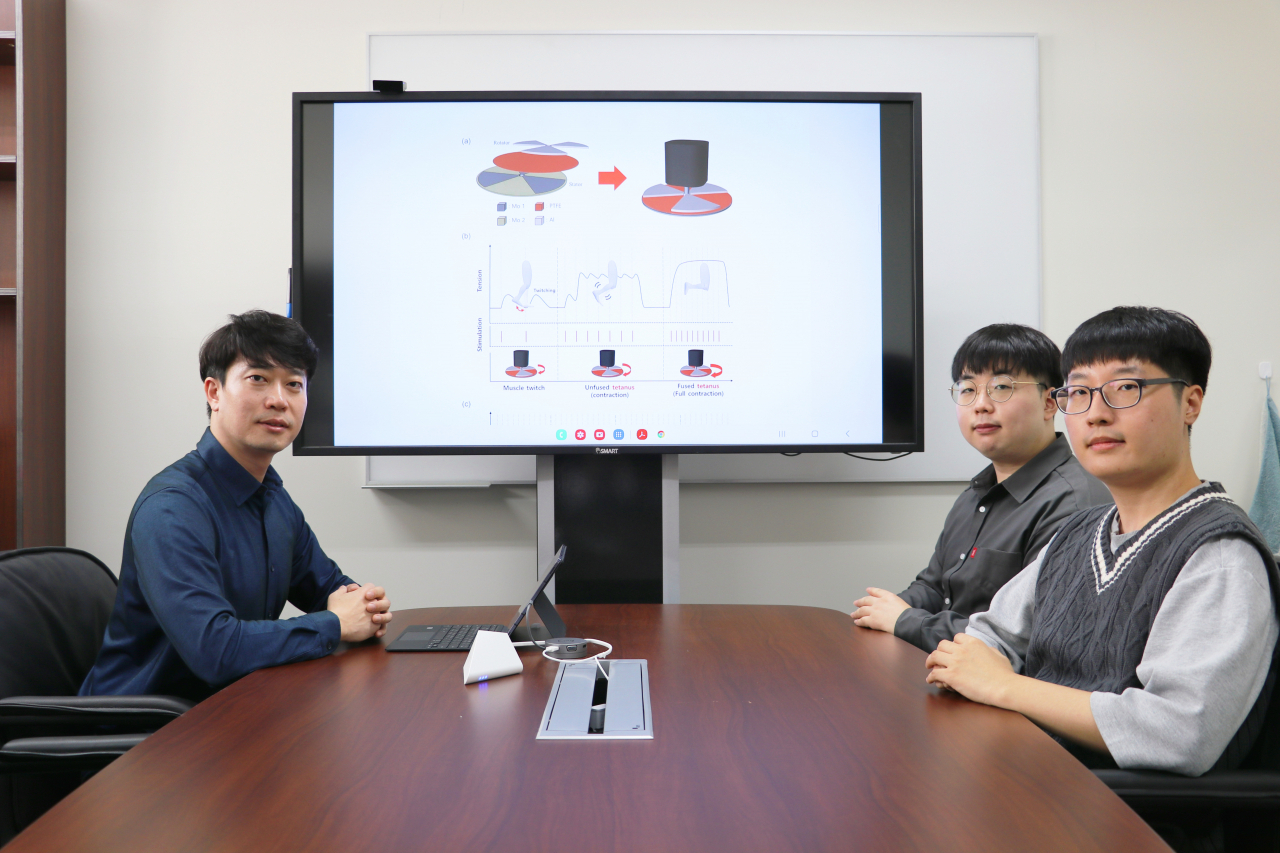 이상훈(왼쪽) DGIST 로봇및기계전자공학과 교수, 강민석, 신희재 석박통합과정생.[DGIST 제공]