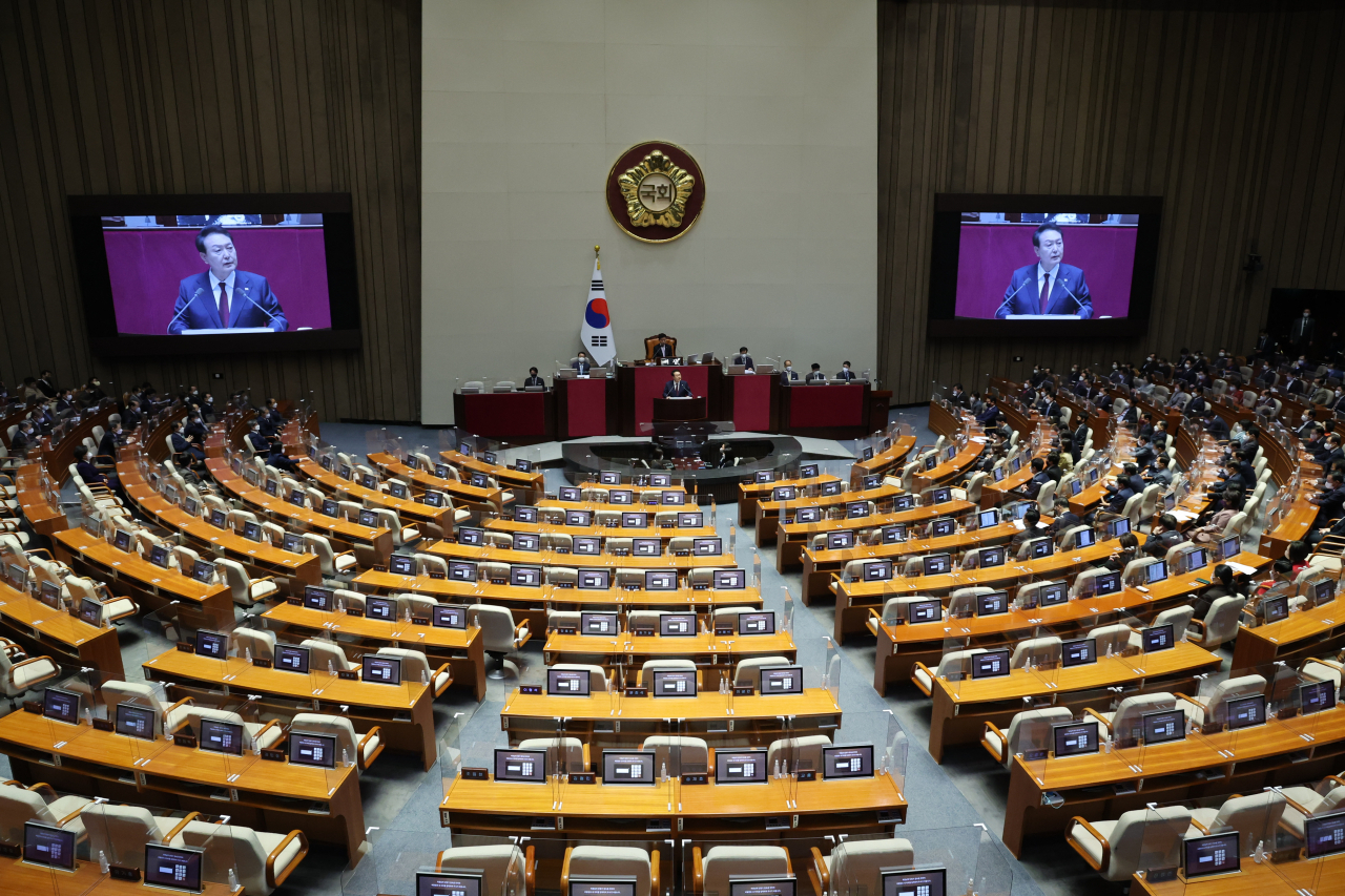 윤석열 대통령이 25일 오전 2023년도 예산안 및 기금운용계획안 시정연설을 위해 국회 본회의장에 입장하고 있다 . 이날 더불어민주당 의원들은 불참했다. [연합]