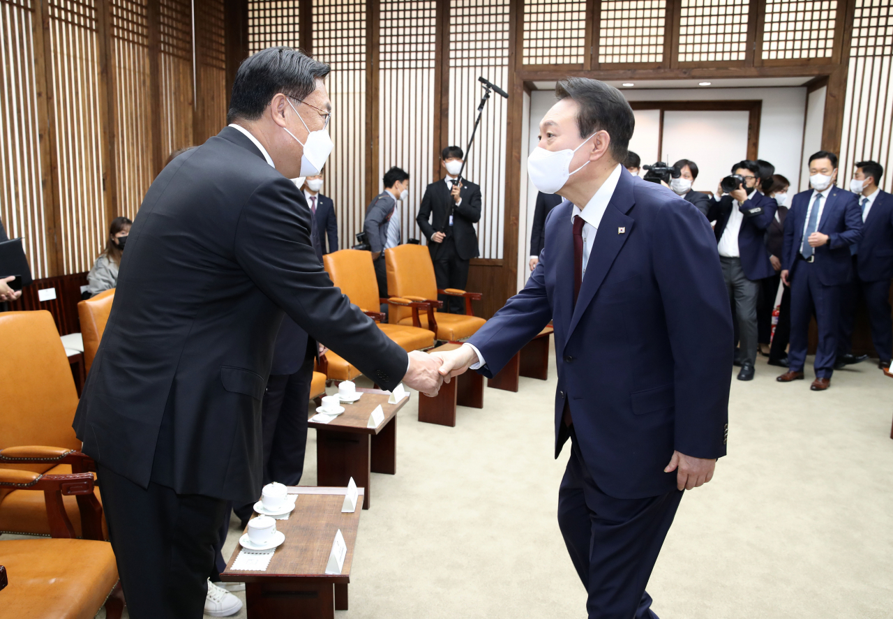 윤석열 대통령이 25일 오전 내년도 예산안 시정연설에 앞서 국회 접견실에서 국민의힘 정진석 비상대책위원장 등과 악수하고 있다. [사진=이상섭 기자]