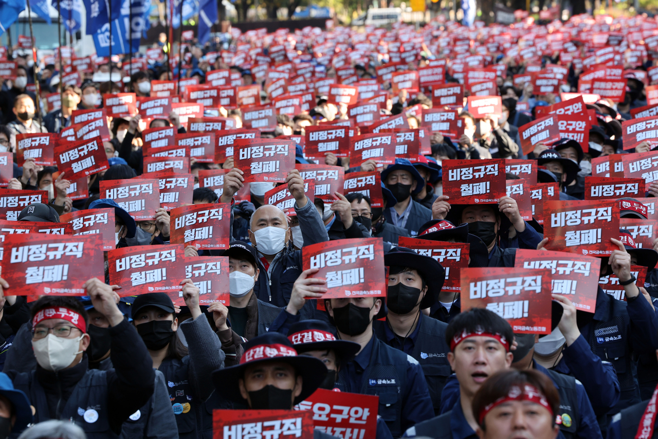 지난 19일 서울 영등포구 국회 인근에서 전국금속노동조합원들이 노조법 제2·3조 개정 등을 촉구하는 결의대회를 하고 있다(사진은 기사 내용과 관련 없음). [연합]