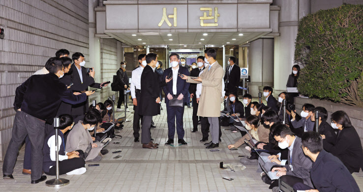 유동규 전 성남도시개발공사 본부장이 지난 24일 오후 서울 서초구 서울중앙지법에서 열린 대장동 개발 사업 로비·특혜 의혹 관련 속행 공판을 마치고 나와 취재진의 질문에 답하고 있다. [연합]