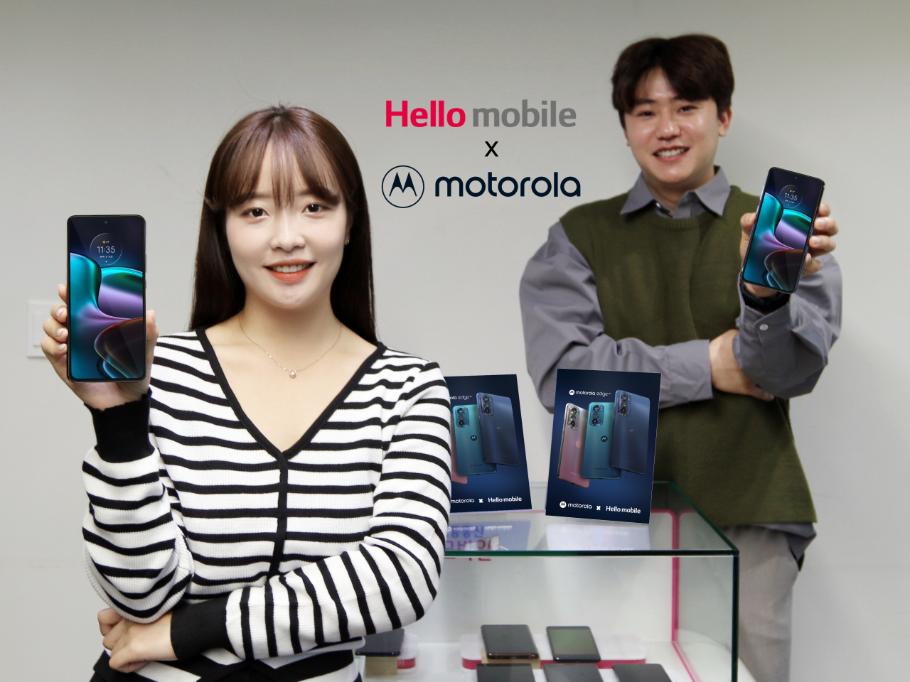 모토로라 엣지 30 5G를 소개하고 있는 모델의 모습. [LG헬로비전 제공]
