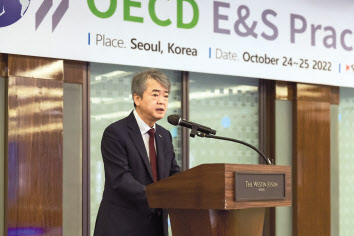 이인호 한국무역보험공사 사장이 24일 서울 중구 웨스틴조선 호텔에서 열린 ‘제46차 OECD(경제협력개발기구) 환경회의’에서 개최사를 하고 있다. [한국무역보험공사 제공]