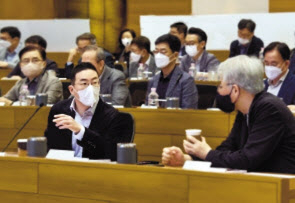 구광모(왼쪽) ㈜LG 회장(대표)이 권봉석 부회장과 지난달 열린 사장단 워크샵에서 대화하는 모습. [㈜LG 제공]