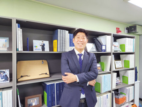 정진술 서울시의회 더불어민주당 대표의원이 24일 헤럴드경제와 인터뷰에서 “직접 세상을 만들어가는 일에 큰 소명을 느낀다”며 환하게 웃고 있다. 이영기 기자