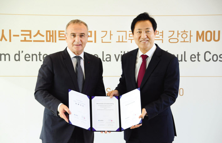 오세훈 서울시장이 23일(현지시간) 프랑스 파리의 주프랑스한국문화원에서 ‘코스메틱밸리’의 마크-앙투안 쟈메 회장과 업무협약을 체결한 뒤 기념 촬영하고 있다. [서울시 제공]