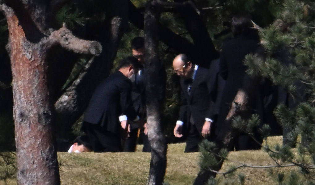 25일 오전 11시 5분께 김승연 한화그룹 회장이 경기도 수원시 고(故) 이건희 삼성 회장의 선영 앞에서 이 회장 가족들과 인사를 나누고 있다. 임세준 기자.