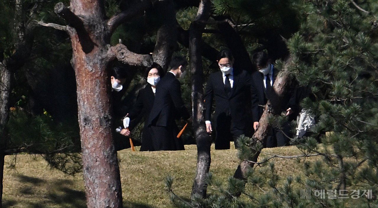 이건희 삼성 회장 2주기인 25일 경기도 수원시 장안구의 선영에서 이재용 삼성전자 부회장 및 유족들이 선영을 찾아 고인을 추모하고 있다. 수원=임세준 기자