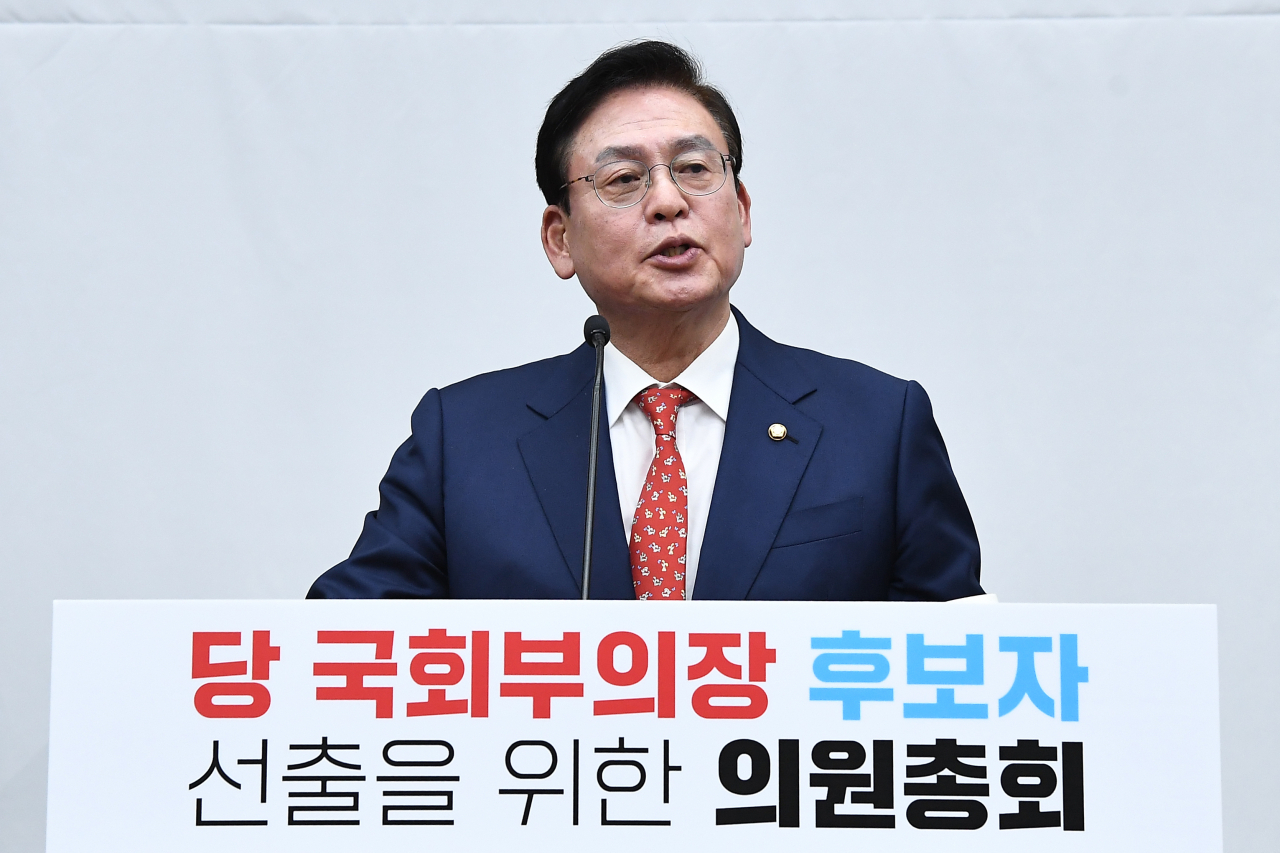 국민의힘 정우택 의원이 25일 국회에서 열린 의원총회에서 국회부의장 후보자로 선출된 뒤 소감을 밝히고 있다. [연합]