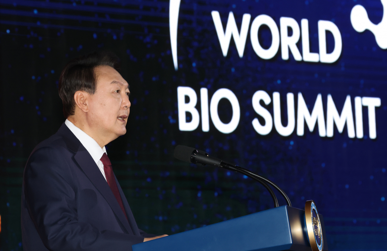 윤석열 대통령이 25일 오후 서울 광진구 그랜드 워커힐 호텔에서 열린 2022 세계 바이오 서밋 개회식에 참석, 개회사를 하고 있다. [연합]