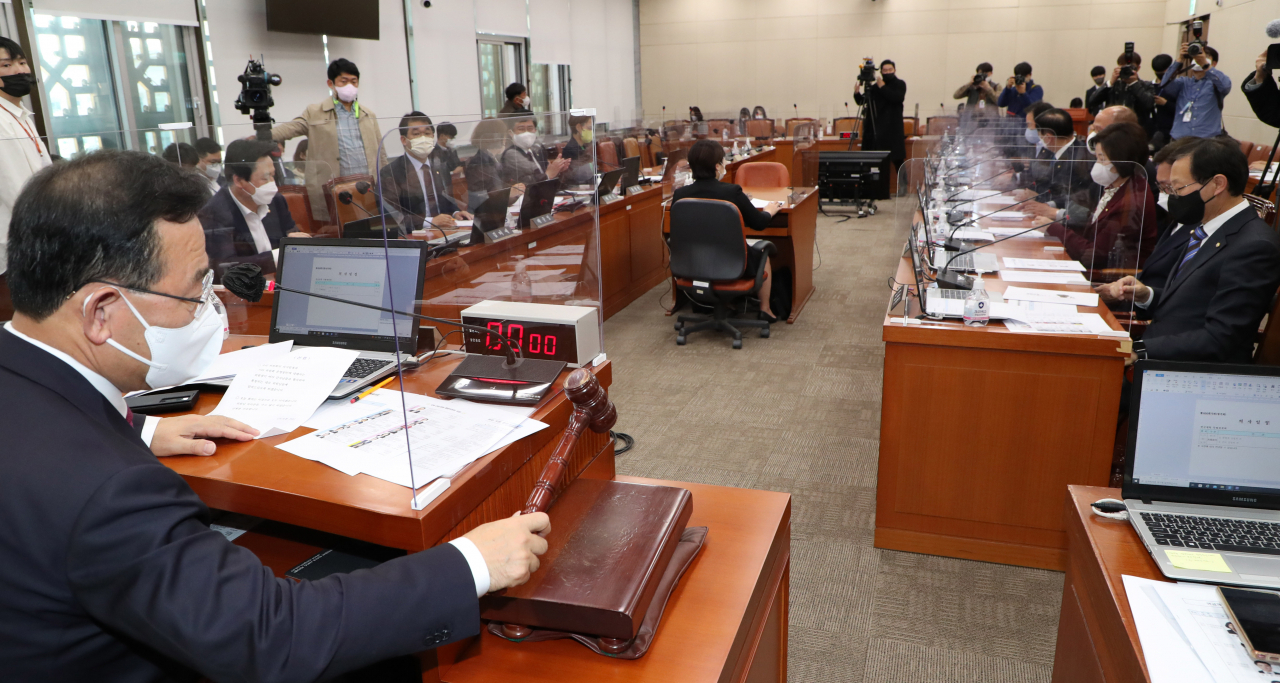 국회 연금개혁특별위원회가 25일 첫 전체회의를 열고 연금개혁 논의를 본격적으로 시작한 가운데 위원장으로 선출된 국민의힘 주호영 의원이 회의를 주재하고 있다. 오늘 첫 회의는 지난 7월 여야가 21대 국회 후반기 원 구성 협상을 타결하면서 특위 구성에 합의한 지 약 3개월 만이다. [이상섭 기자]