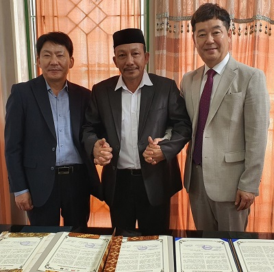 (오른쪽부터)김명일 더존대표이사, 라띠루스디 아체주 뜽아군수, 이성기 탑쏠라 상무[더존 제공]