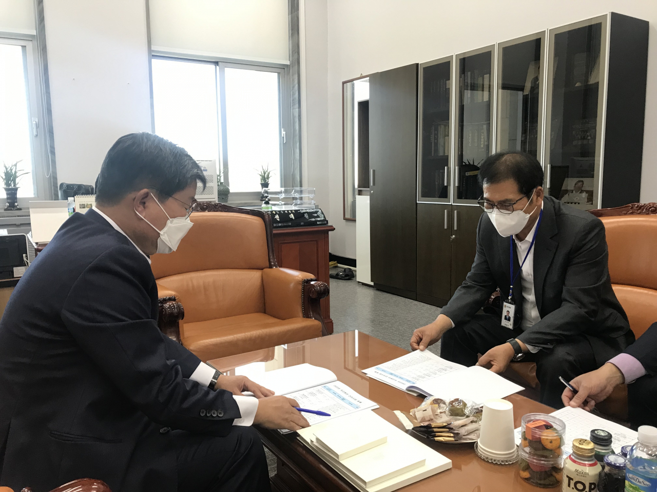 전해철의원을 찾아 예산 현안에 설명하고 있는 이상익군수(오른쪽)