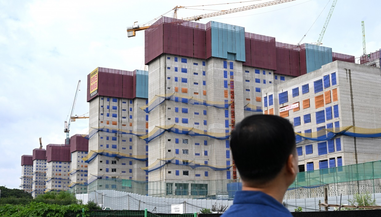 A man passes by a reconstruction site in eastern Seoul (Yonhap)