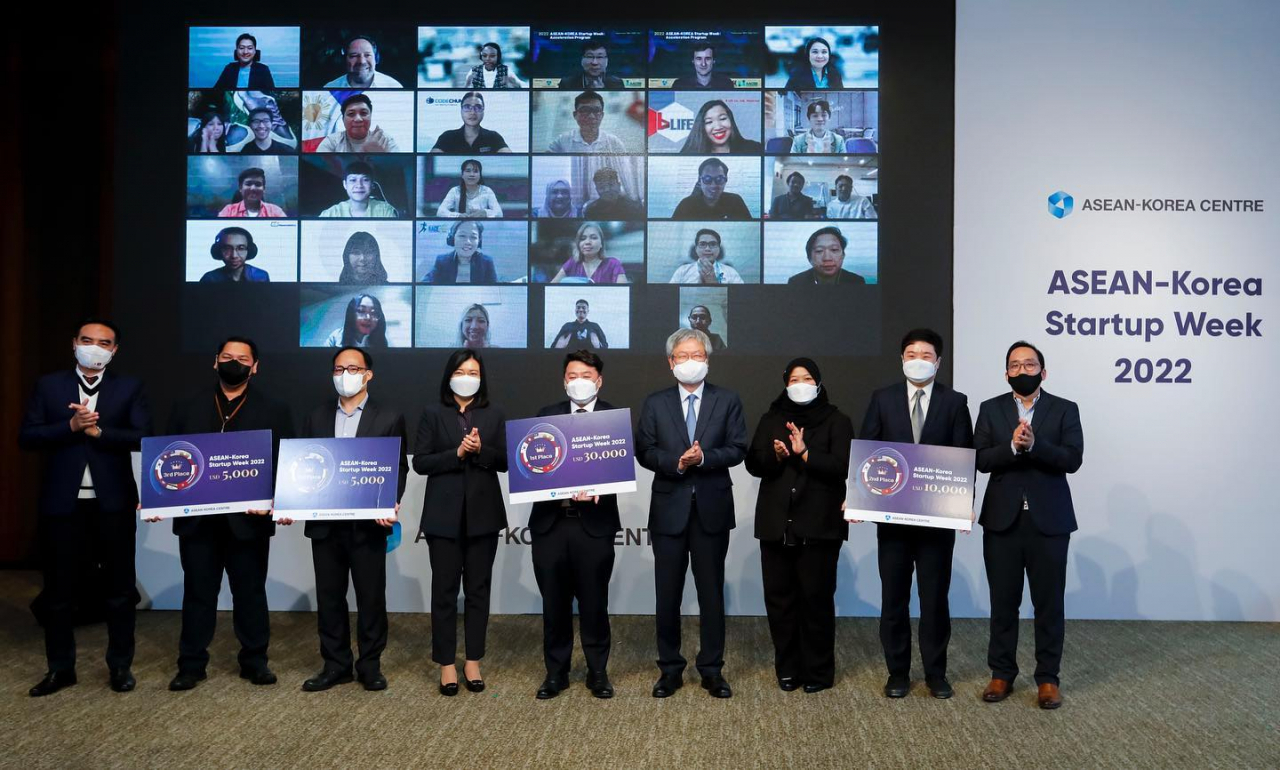 Caption1: Winners and representatives from the embassies receive an award from ASEAN-Korea Centre Secretary-General Kim Hae-yong (sixth from left) after the announcement at Shilla Hotel in Seoul on Thursday. (Sanjay Kumar/The Korea Herald)