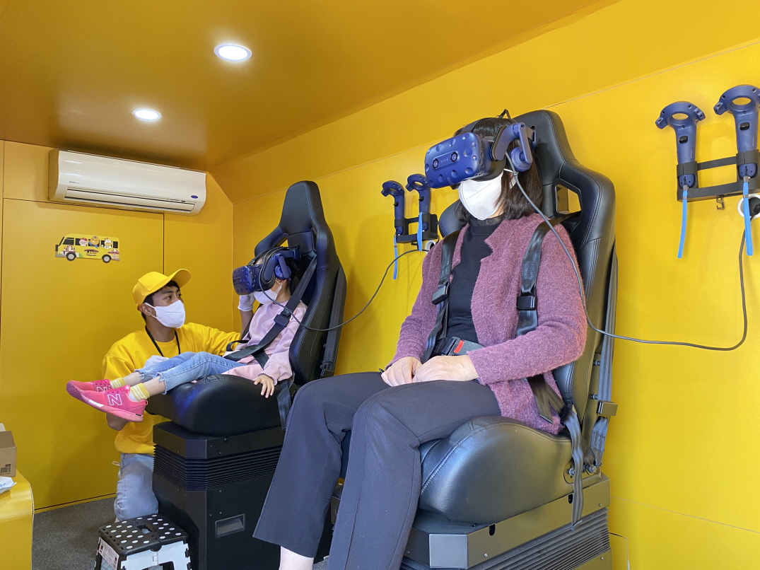전남 장흥군에 거주하는 아동 및 가족들이 카카오게임즈의 '4D VR 게임 버스'를 체험하고 있다. [카카오게임즈 제공]