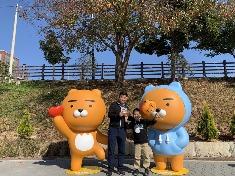 전남 장흥군에 거주하는 아동 및 가족들이 카카오게임즈의 '라이언 포토존'에서 촬영하고 있다. [카카오게임즈 제공]