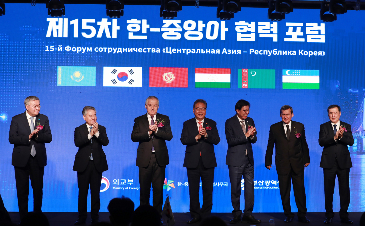 25일 부산 해운대구 파라다이스호텔에서 열린 제15차 한·중앙아 협력포럼에서 5개 중앙아시아(카자흐스탄, 키르기스스탄, 타지키스탄, 투르크메니스탄, 우즈베키스탄) 외교장관과 박진 외교부 장관, 박형준 부산시장 기념촬영을 하고 있다. [연합]