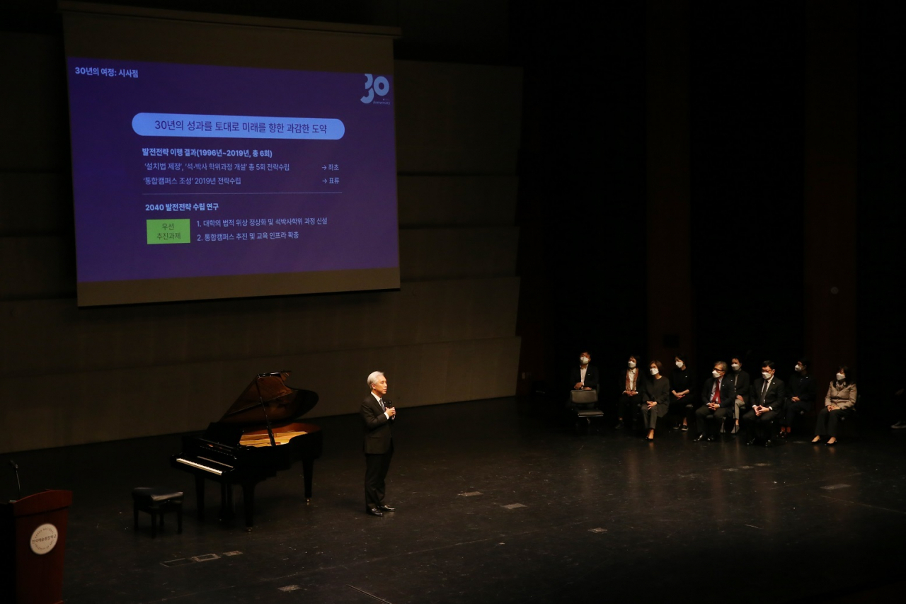 K-Arts President Kim Dae-jin (left) talks about the institution's achievements and vision during a press conference Tuesday at the Seokgwan Campus in northeast Seoul. (K-Arts)