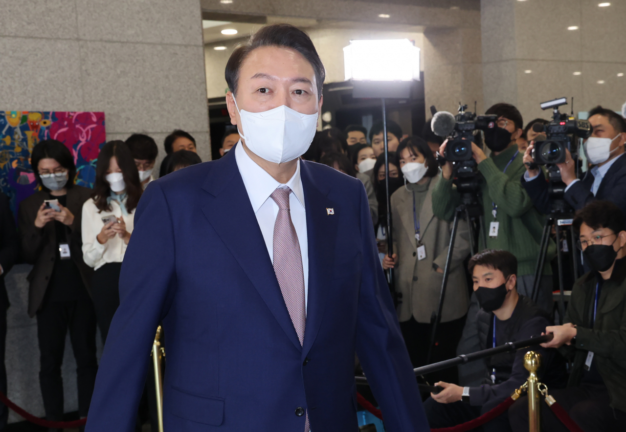 윤석열 대통령이 26일 오전 서울 용산 대통령실 청사로 출근, 취재진의 질문에 답한 뒤 집무실로 향하고 있다. [연합]
