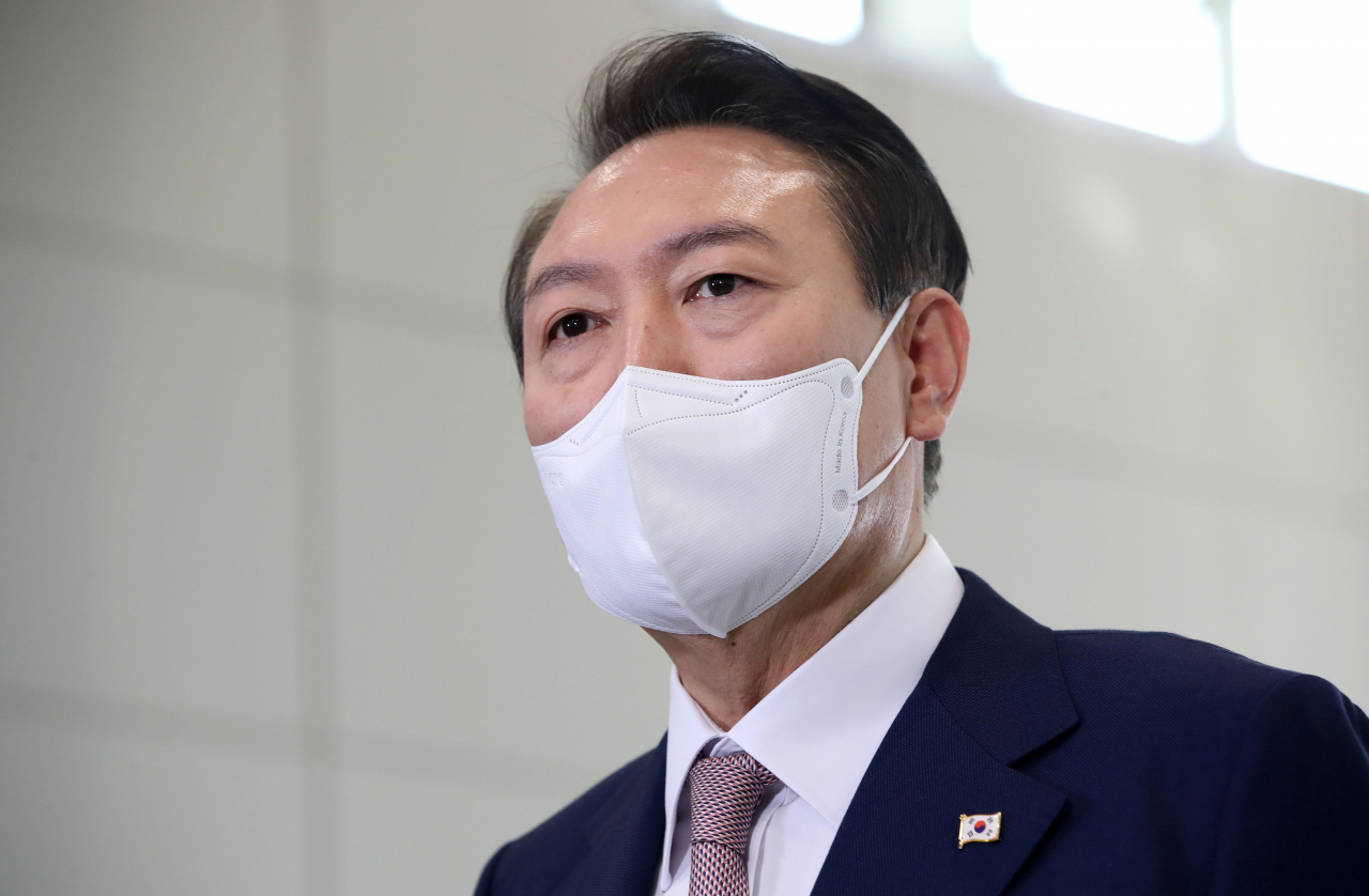 윤석열 대통령이 26일 오전 서울 용산 대통령실 청사로 출근, 취재진의 질문에 답하고 있다 [연합]