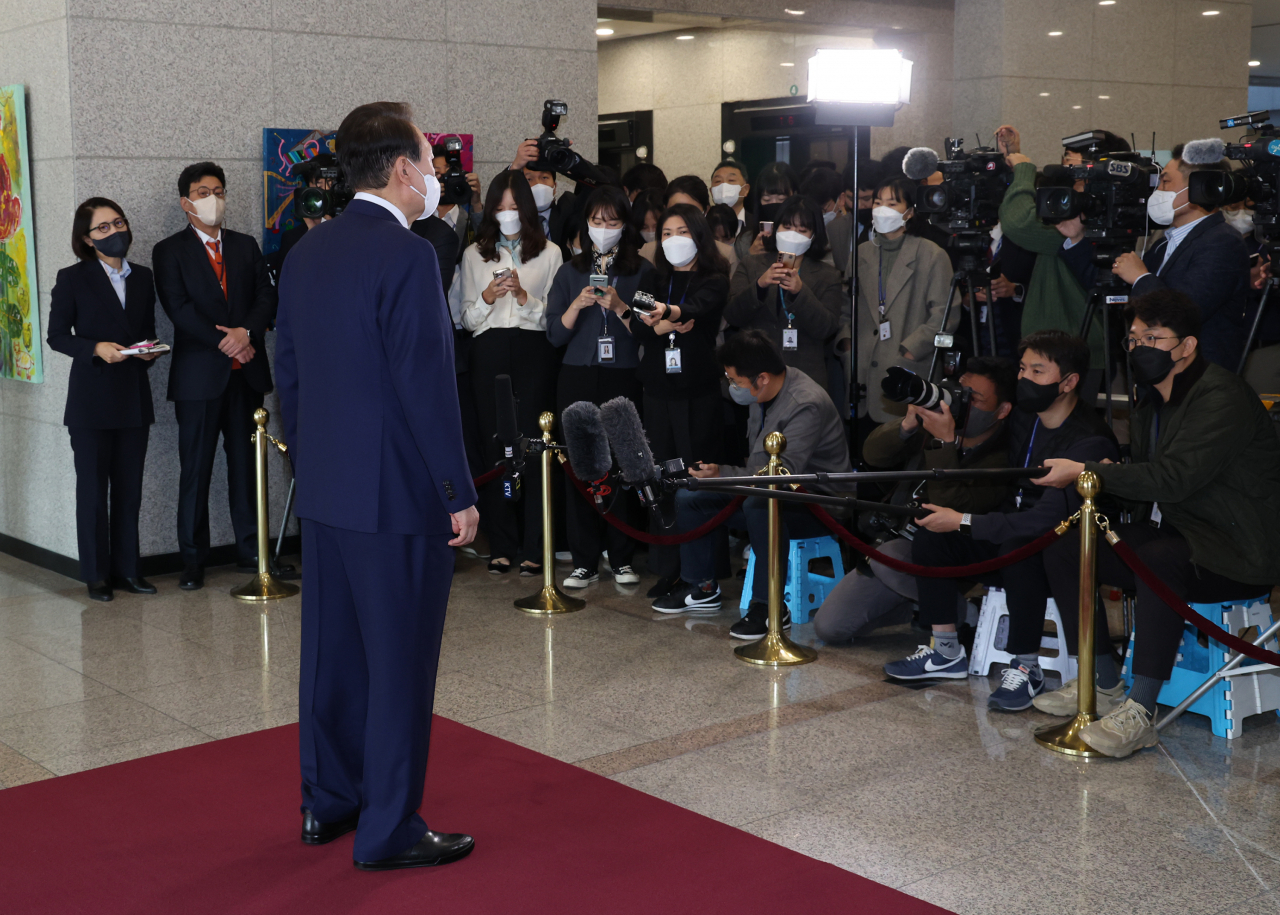 윤석열 대통령이 26일 오전 서울 용산 대통령실 청사로 출근, 현안과 관련해 발언을 하고 있다. [연합]