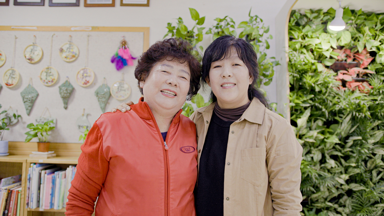 39년간 3대째 선행 중인 이이순(왼쪽) 씨와 딸 김현미 씨 [LG그룹 제공]