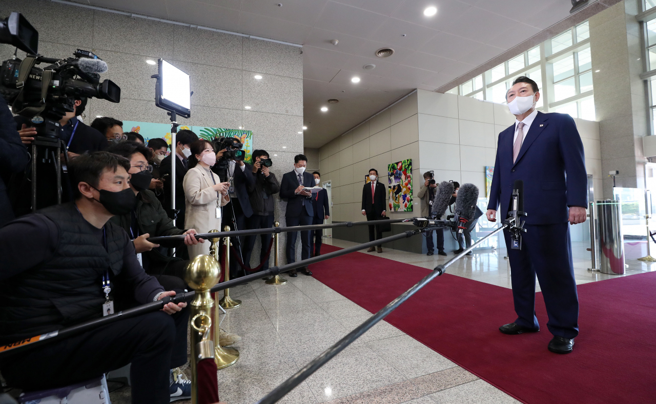 윤석열 대통령이 26일 오전 서울 용산 대통령실 청사로 출근, 취재진의 질문에 답하고 있다. [연합]