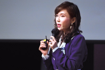 최문희 칸타코리아 부대표가 ‘헤럴드경제 2023 컨슈머포럼’에서 ▷보호 ▷웰빙 ▷경험 ▷흐름 등 4대 글로벌 소비트렌드에 대해 설명하고 있다. 임세준 기자