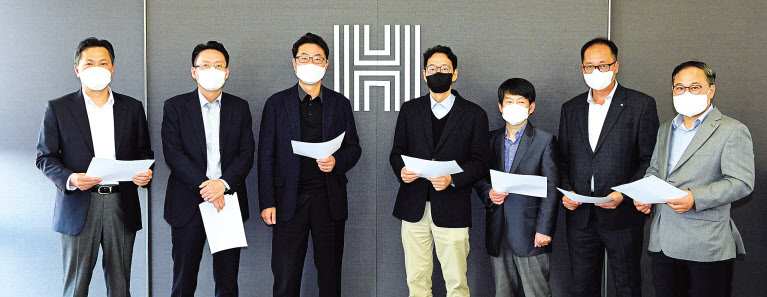 제27회 헤럴드보험대상 심사위원들이 지난 14일 서울 용산구 헤럴드스퀘어에서 심사에 앞서 기념촬영을 하고 있다. 소순영(왼쪽부터) 생명보험협회 본부장, 박지선 금융감독원 보험감독국장, 성주호 경희대 경영대 교수, 신상훈 금융위원회 보험과장, 김해식 보험연구원 연구조정실장, 신종혁 손해보험협회 본부장, 김영상 헤럴드경제 편집국장. 박해묵 기자