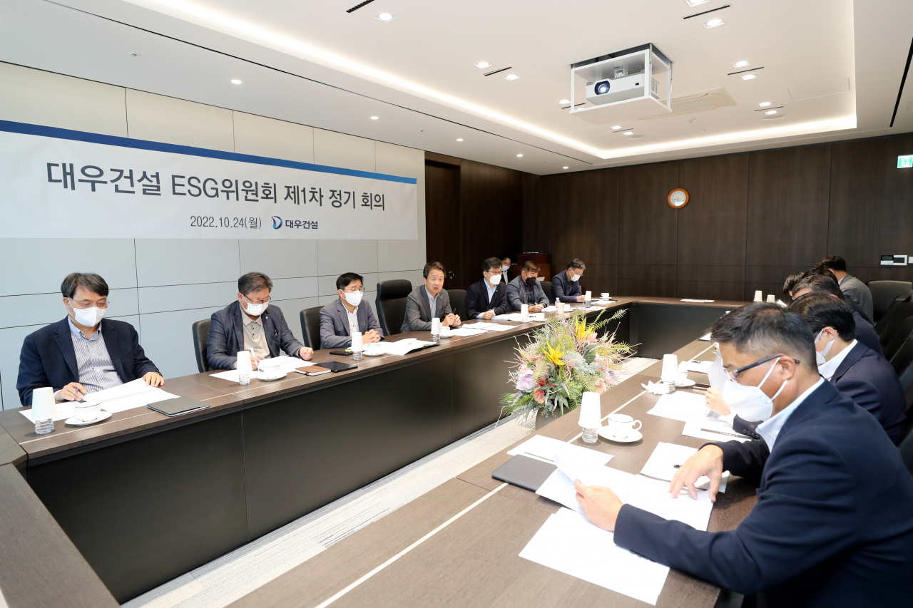 대우건설 ESG위원회 제1차 정기회의에서 관계자들이 주요 안건에 대해 논의하고 있다. [대우건설 제공]