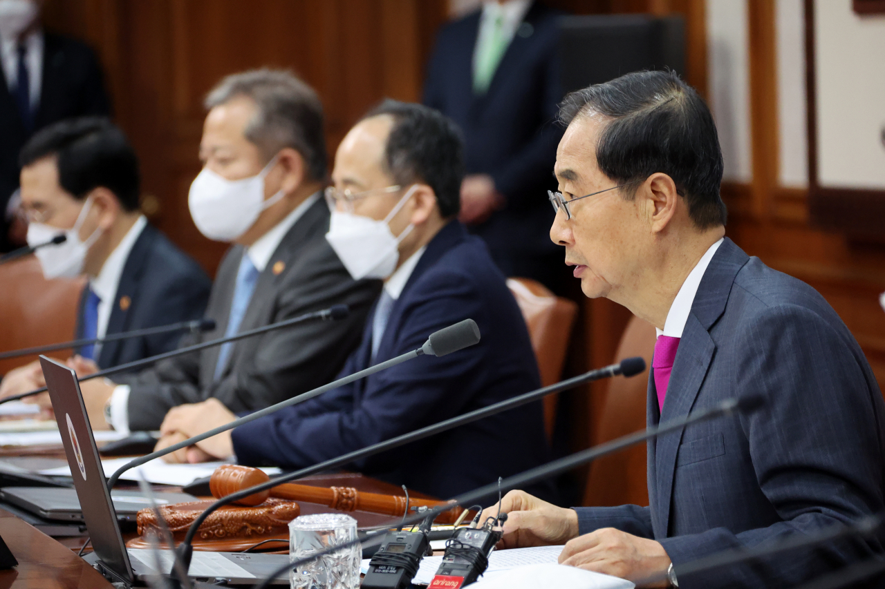 윤석열 정부가 청년층을 위해 공공주택 50만호를 공급하고, 병사 월급은 205만원으로 확대한다. 전반적인 청년 정책에 대해선 계층이동 사다리를 복원하겠다는 점을 강조했다. 희망·공정·참여 3대 정책기조 아래 청년에게 다양한 기회를 제공하겠다는 것이다. 한덕수 국무총리는 26일 대한상공회의소에서 제7차 청년정책조정위원회를 주재하고 이같이 밝혔다. 사진은 지난 25일 정부서울청사에서 열린 제47회 국무회의를 주재하고 있는 한덕수 국무총리. [연합]