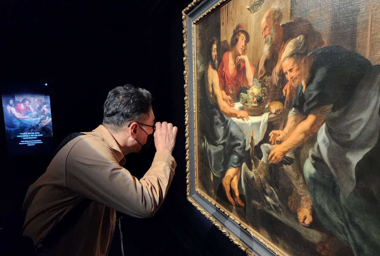 A visitor looks at Peter Paul Rubens' "Philemon and Baucis Giving Hospitality to Jupiter and Mercury," during the press opening of "Six Centuries of Beauty in the Habsburg Empire" exhibition at the National Museum of Korea in Seoul. (Yonhap)