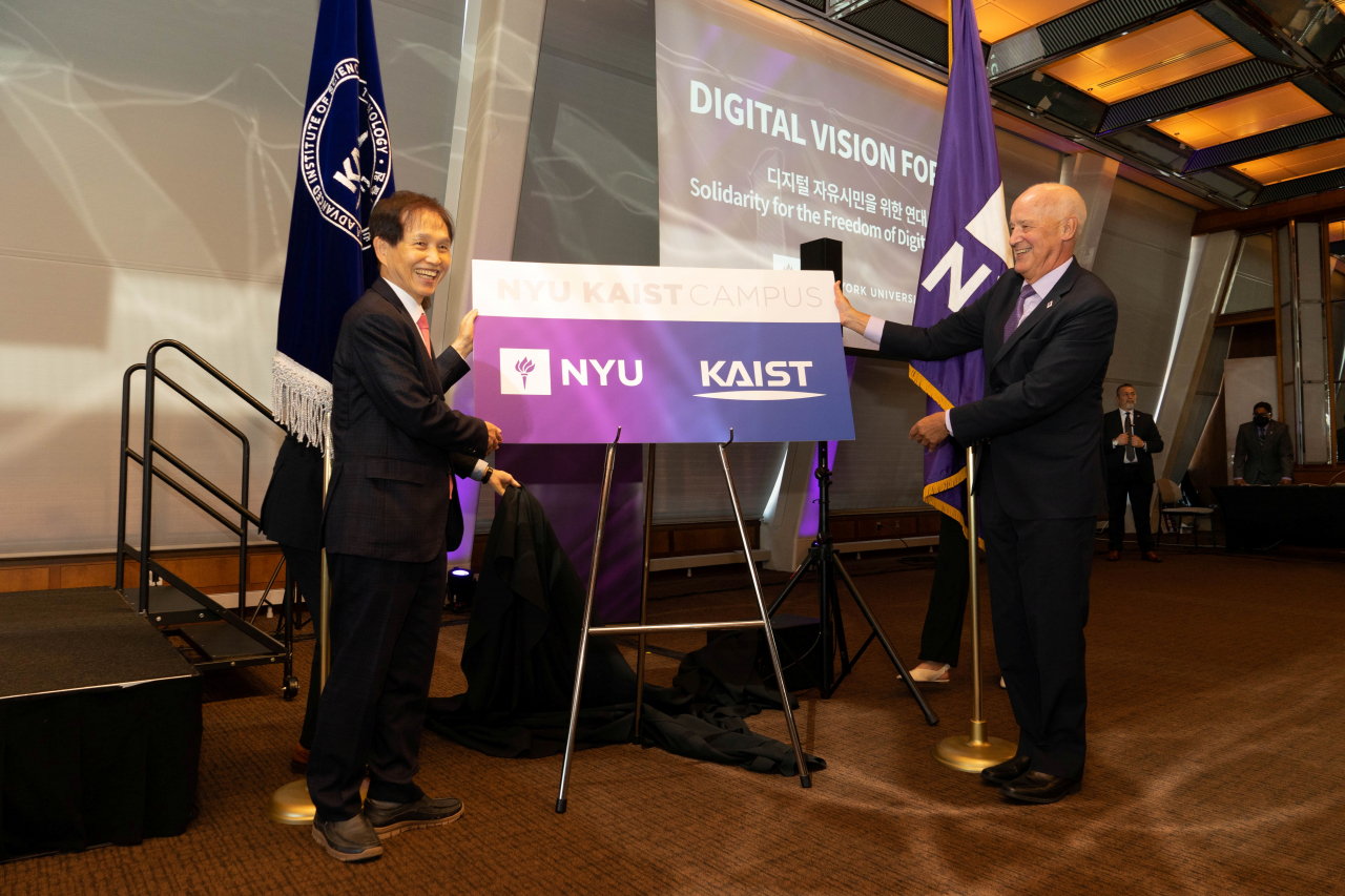 이광형(왼쪽) KAIST 총장과 앤드류 해밀턴 NYU 총장이 지난달 21일(현지시간) 미국 NYU에서 진행된 KAIST NYU 조인트 캠퍼스 현판 전달식에서 기념사진을 찍고 있다. [KAIST-NYU 제공]