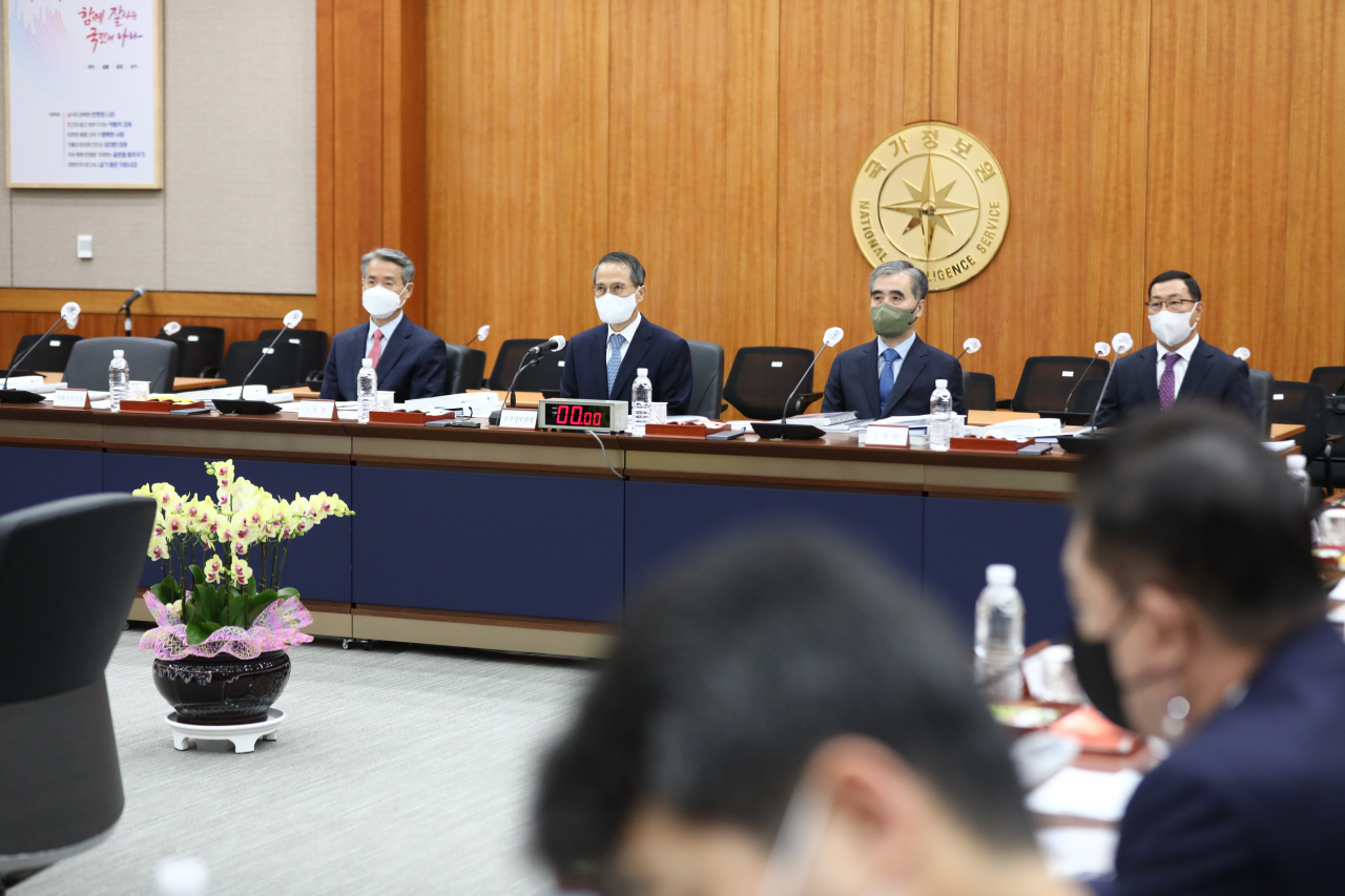 26일 서울 서초구 내곡동 국가정보원 청사에서 열린 국회 정보위원회의 국정원에 대한 국정감사에서 김규현 국정원장이 국정감사 시작을 기다리고 있다. 왼쪽부터 권춘택 1차장, 김 원장, 김수연 2차장, 백종욱 3차장. 조상준 기조실장은 국감 시작 전 일신상의 이유로 사의를 표명해 국정감사에 출석하지 않아 왼쪽 자리가 빈자리로 남아있다. [연합]