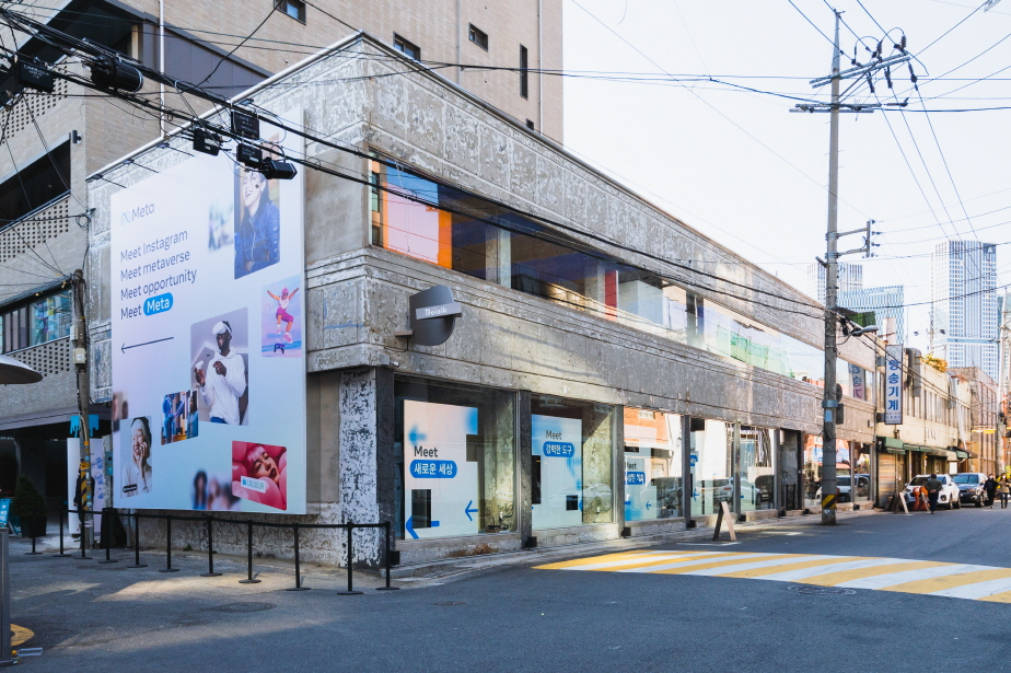 서울 성수동 베이직스튜디오에 마련된 '밋 메타' 팝업스토어 외관. [메타 제공]