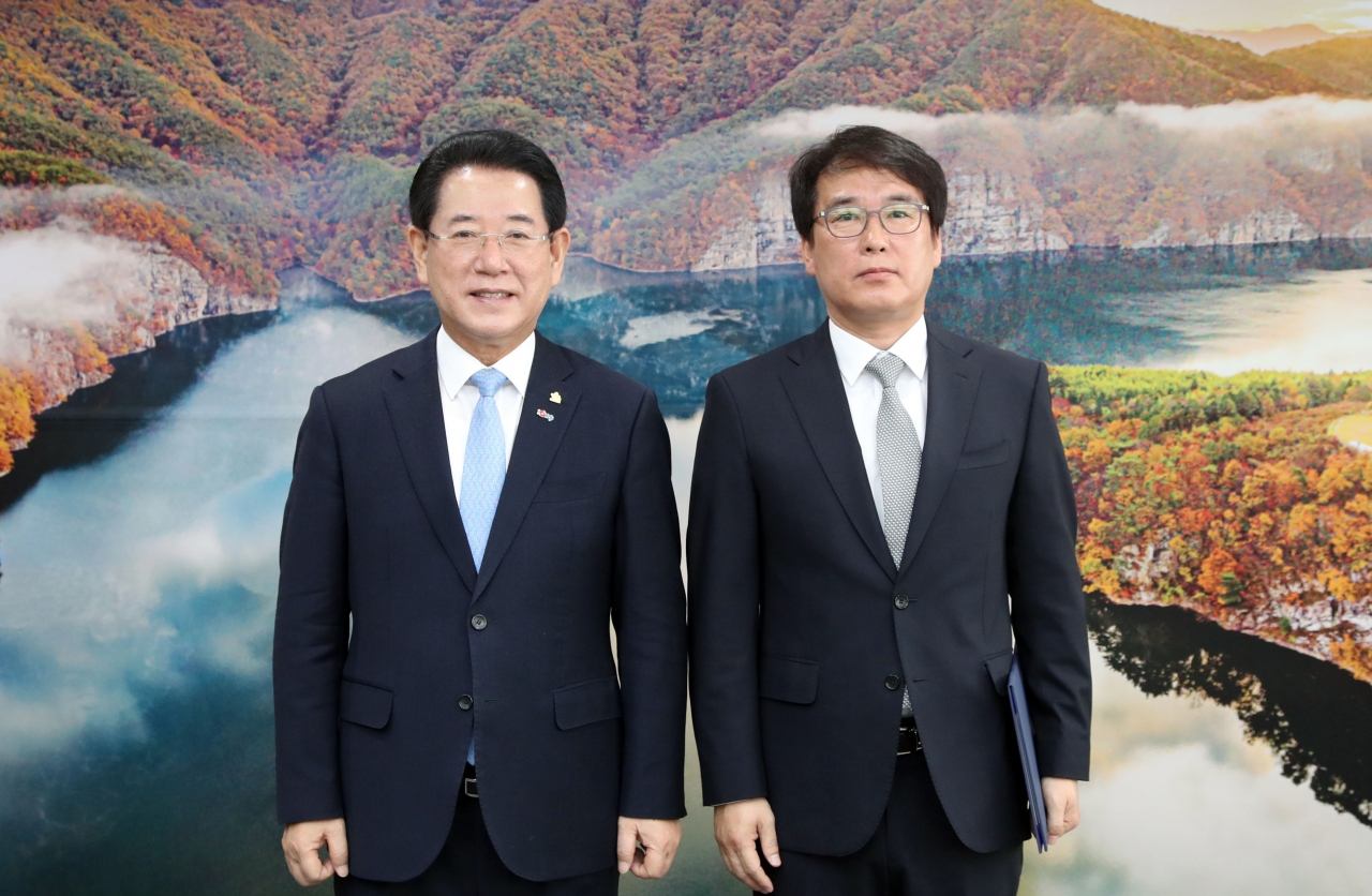 김영록지사에게 임명장을 수여받고 있는 오익현원장(오른쪽)