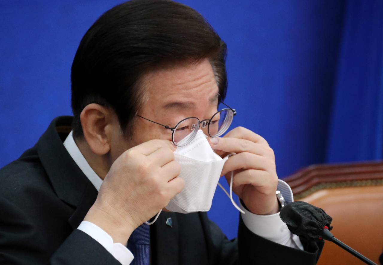 더불어민주당 이재명 대표가 26일 국회에서 열린 '최고위원회의 국민발언대 -가계부채와 고금리 편'에서 발언을 마친 뒤 마스크를 쓰고 있다. [연합]