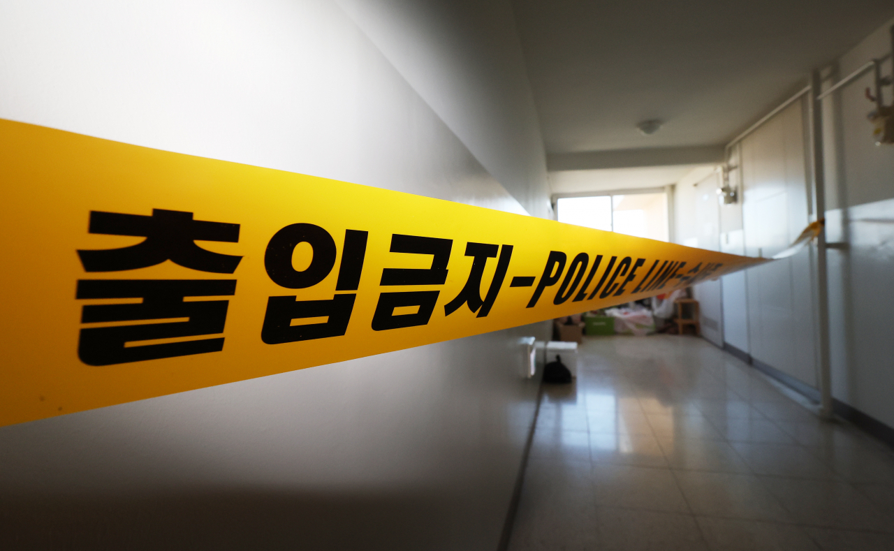 어머니와 10대 자녀 등 3명이 숨진 채 발견된 경기도 광명시의 한 아파트에 26일 오전 폴리스 라인이 설치돼 있다. 26일 경기 광명경찰서 등에 따르면 전날 오후 11시 30분께 광명시 소하동 아파트에서 40대 남성 A씨가 "외출 후 집에 돌아오니 아이가 죽어있다"며 119에 신고했다. 경찰이 현장에 도착했을 당시 A씨 자택 거실에는 A씨의 40대 아내 B씨와 그의 자녀인 중학생 C군, 초등학생 D군 등 3명이 숨져있었다. [연합]