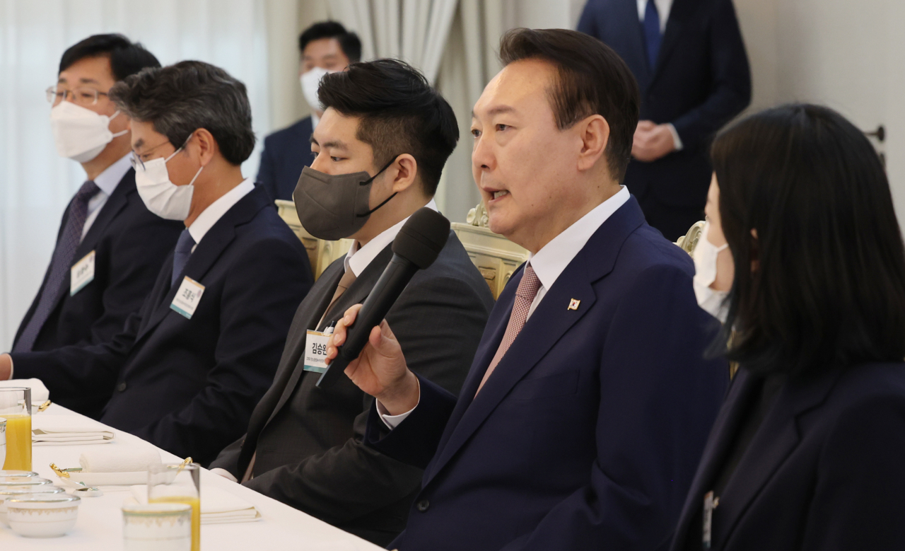 윤석열 대통령이 26일 서울 용산 대통령실 청사에서 열린 탄소중립녹색성장위원회 오찬에서 발언을 하고 있다. [연합]