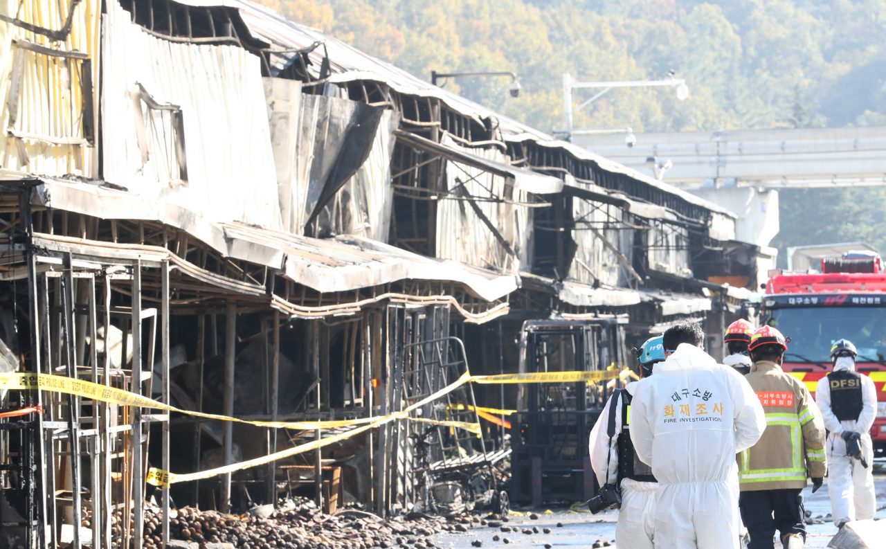 26일 오전 대구 북구 매천동 농수산물 도매시장 화재 현장에서 합동감식이 진행되고 있다. [연합]
