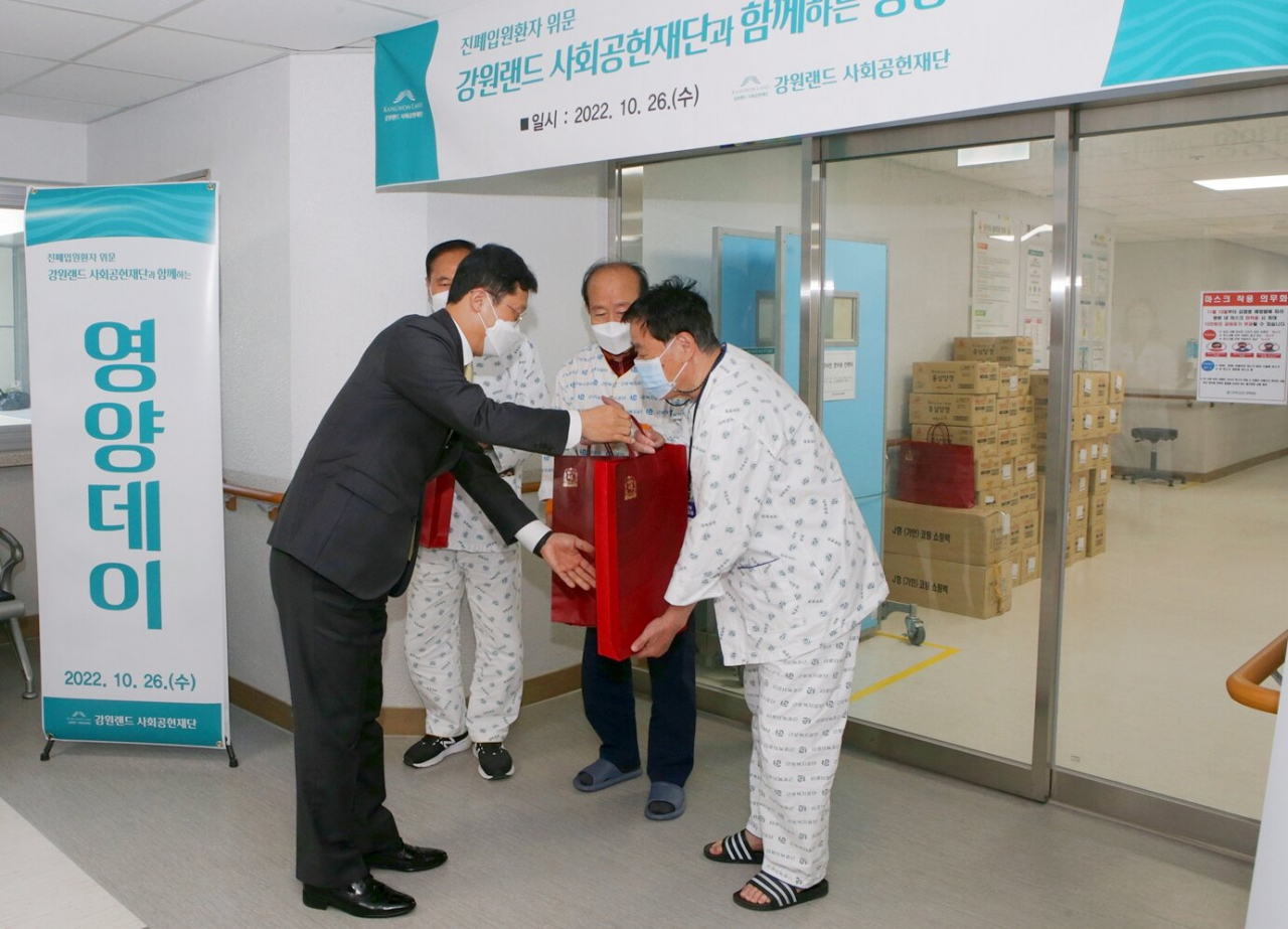 심규호 강원랜드 사회공헌재단 이사장이 진폐증 환자들이 입원한 병원을 방문해 건강식품을 전달하고 있다.