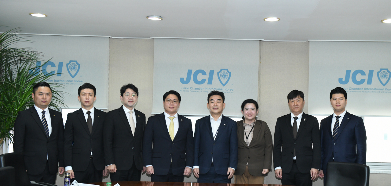 26일 서울 성동구 한국JC 중앙회관에서 청년 정책 관련 환담회가 열리고 있다. 이 자리에는 최철규 대통령실 국민통합비서관, 성은경 대통령실 행정관, 신명식 한국JC 중앙회장, 이진형 부회장, 최민원 부회장 등이 참석했다. [한국JC 제공]