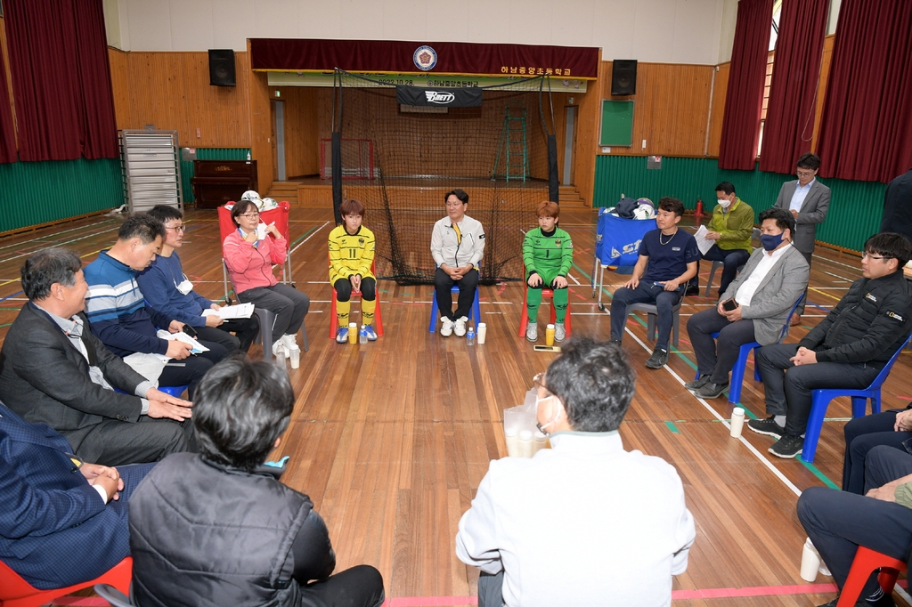 강기정 시장, 광주 유일 초등 여자축구부 찾아 ‘정책소풍’