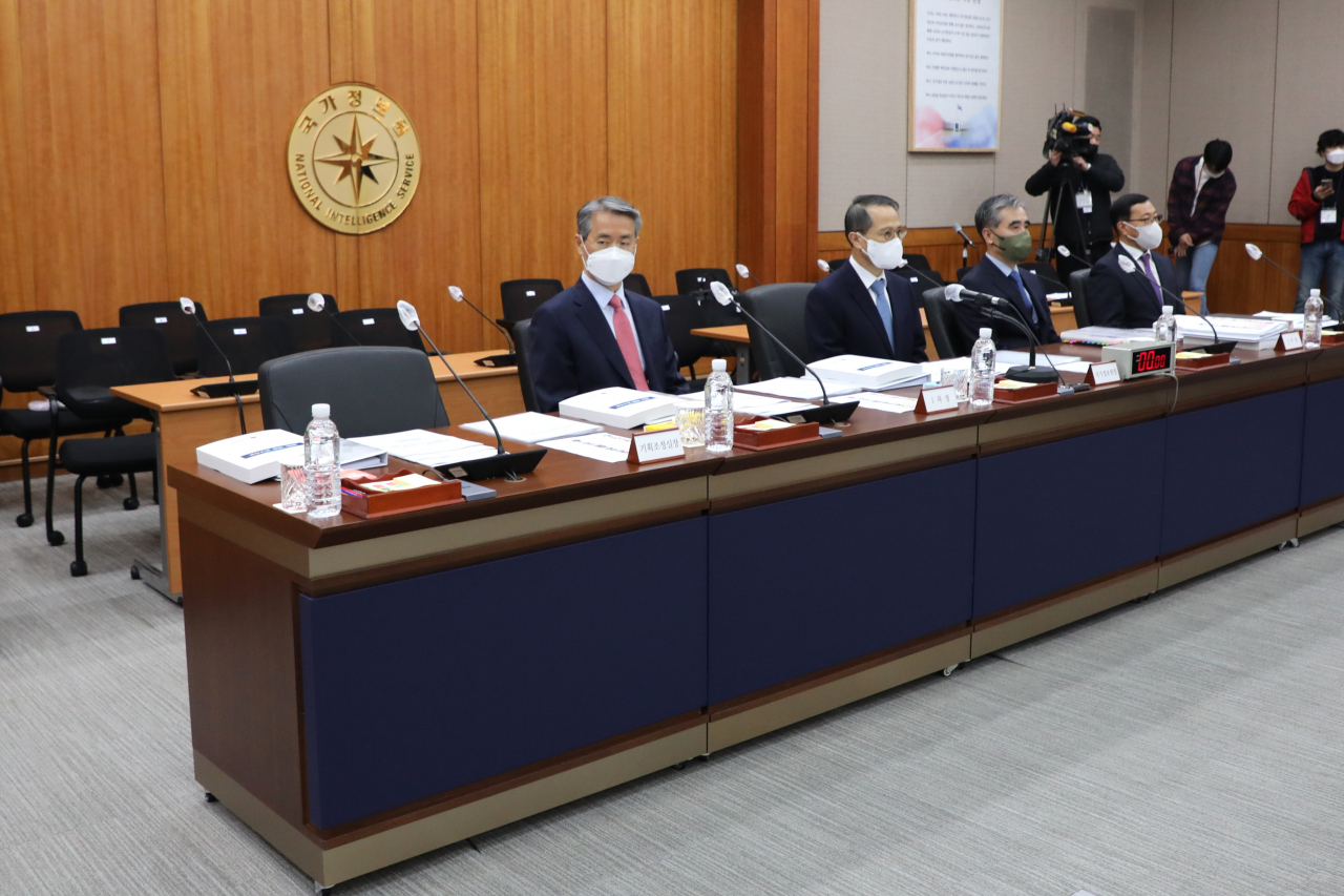 26일 서울 서초구 내곡동 국가정보원 청사에서 열린 국회 정보위원회의 국정원에 대한 국정감사에서 김규현 국정원장이 국정감사 시작을 기다리고 있다. 왼쪽부터 권춘택 1차장, 김 원장, 김수연 2차장, 백종욱 3차장. 조상준 기조실장은 국감 시작 전 일신상의 이유로 사의를 표명해 국정감사에 출석하지 않아 왼쪽 자리가 빈자리로 남아있다. [연합]