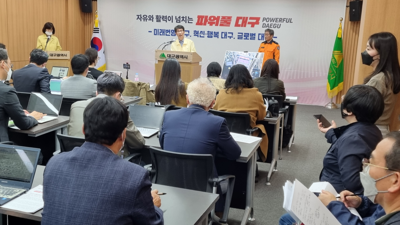 정의관 대구시 경제국장이 26일 시청 동인청사 브리핑룸에서 매천시장 화재 관련 브리핑을 하고 있다.[사진=김병진 기자]
