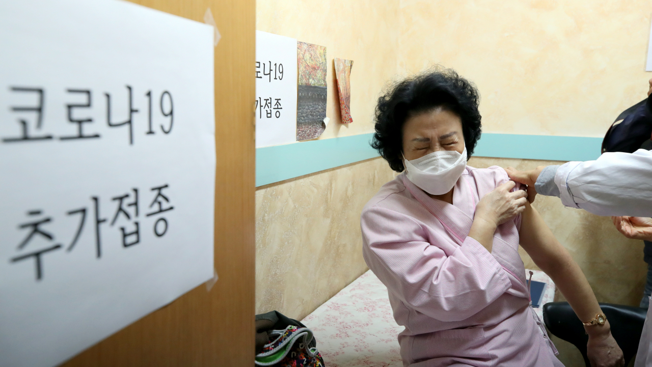 오미크론 변이 바이러스에도 대응할 수 있는 코로나19 개량 백신 접종이 시작된 11일 광주 북구 한 내과에서 개량 백신 접종이 이뤄지고 있다. [연합]
