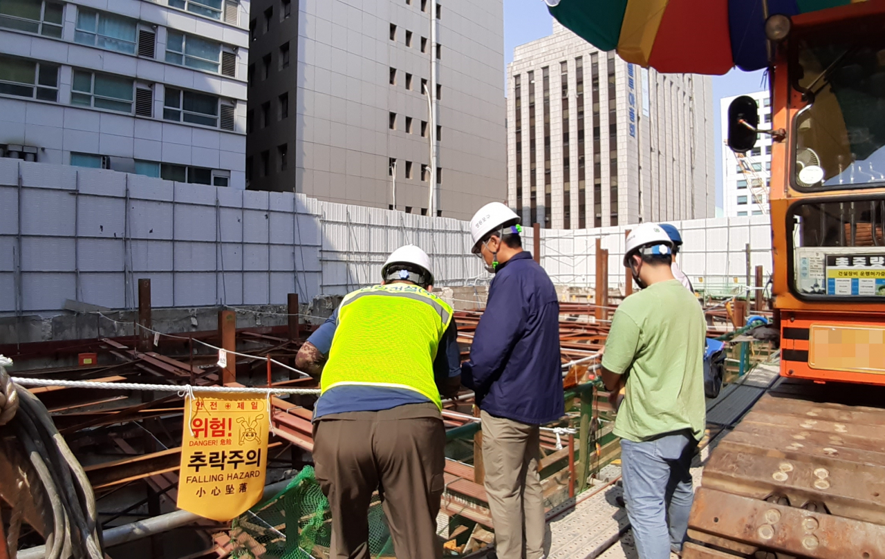서울 영등포구가 관내 중·소형 건축공사장 62개소에 대해 동절기 대비 안전점검을 실시한다고 27일 밝혔다. 사진은 영등포구 건축공사장에서 안전점검을 실시하고 있는 모습. [영등포구 제공]