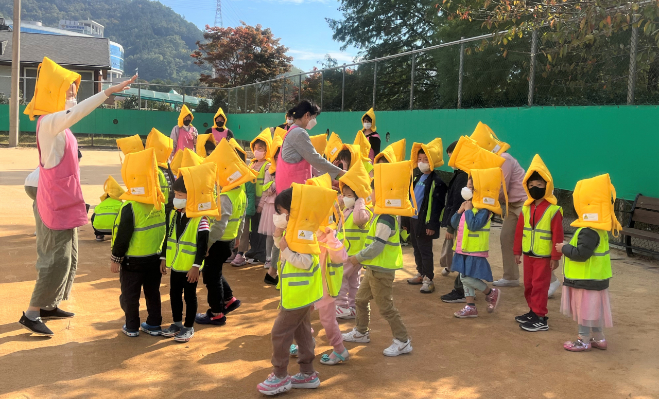 강진 대피훈련 장면