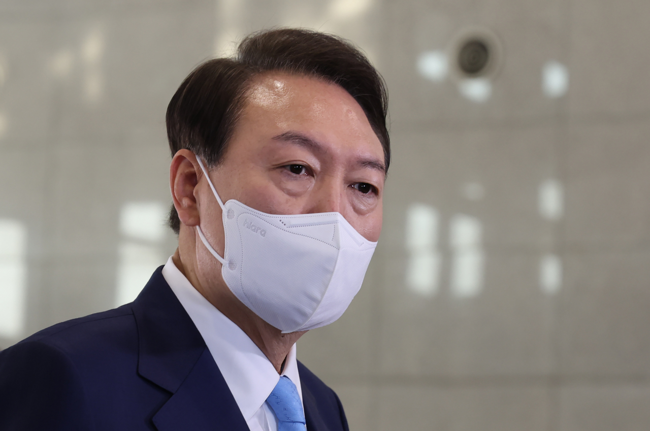 윤석열 대통령이 27일 오전 서울 용산 대통령실 청사로 출근, 취재진의 질문에 답하고 있다. [연합]